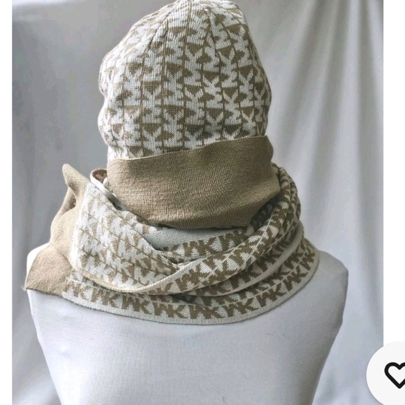 Brand New Michael Kors Monogram Ivory & Beige Lightweight Hat & Scarf Set - Picture 1 of 6